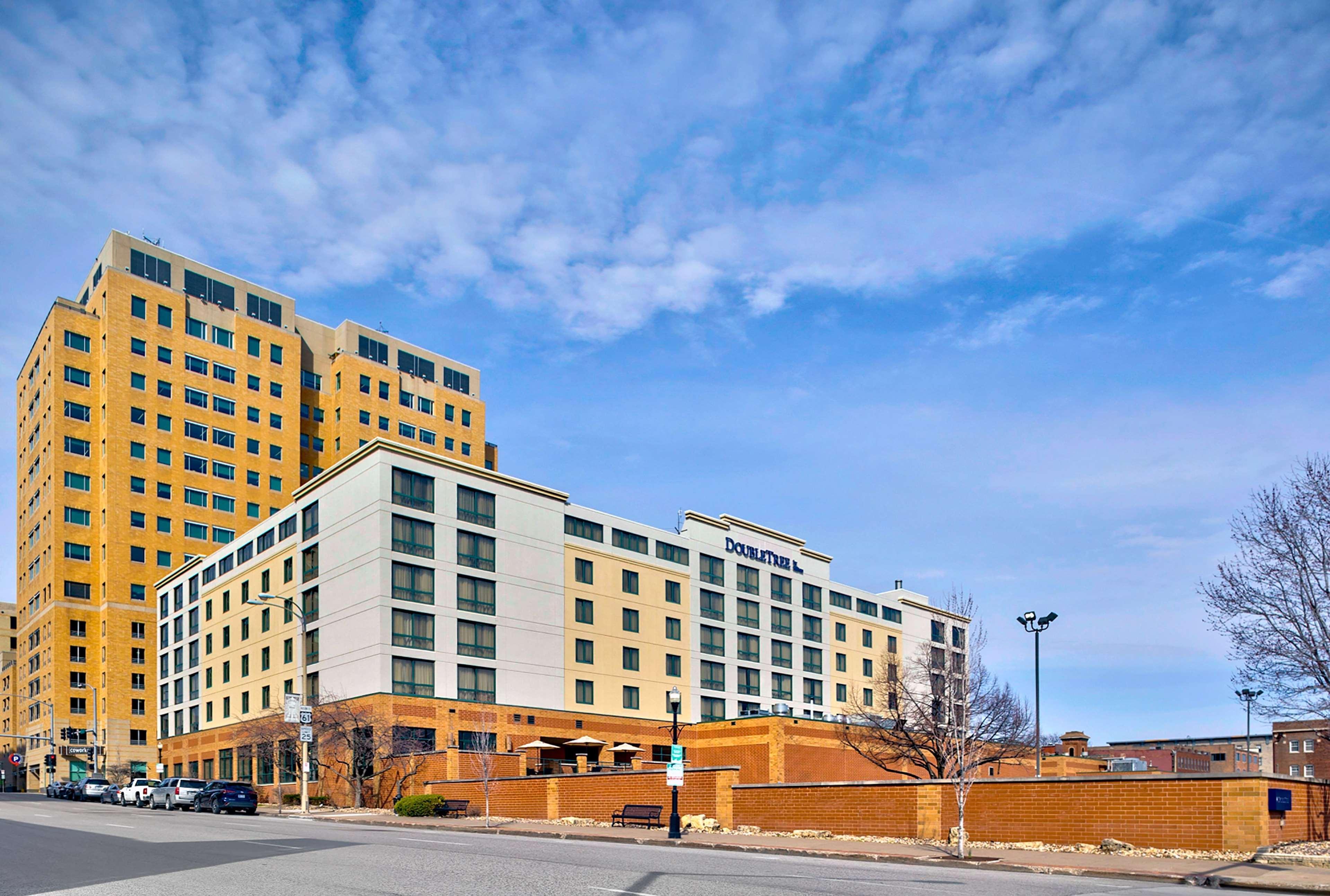 Doubletree By Hilton Davenport Hotel Exterior photo