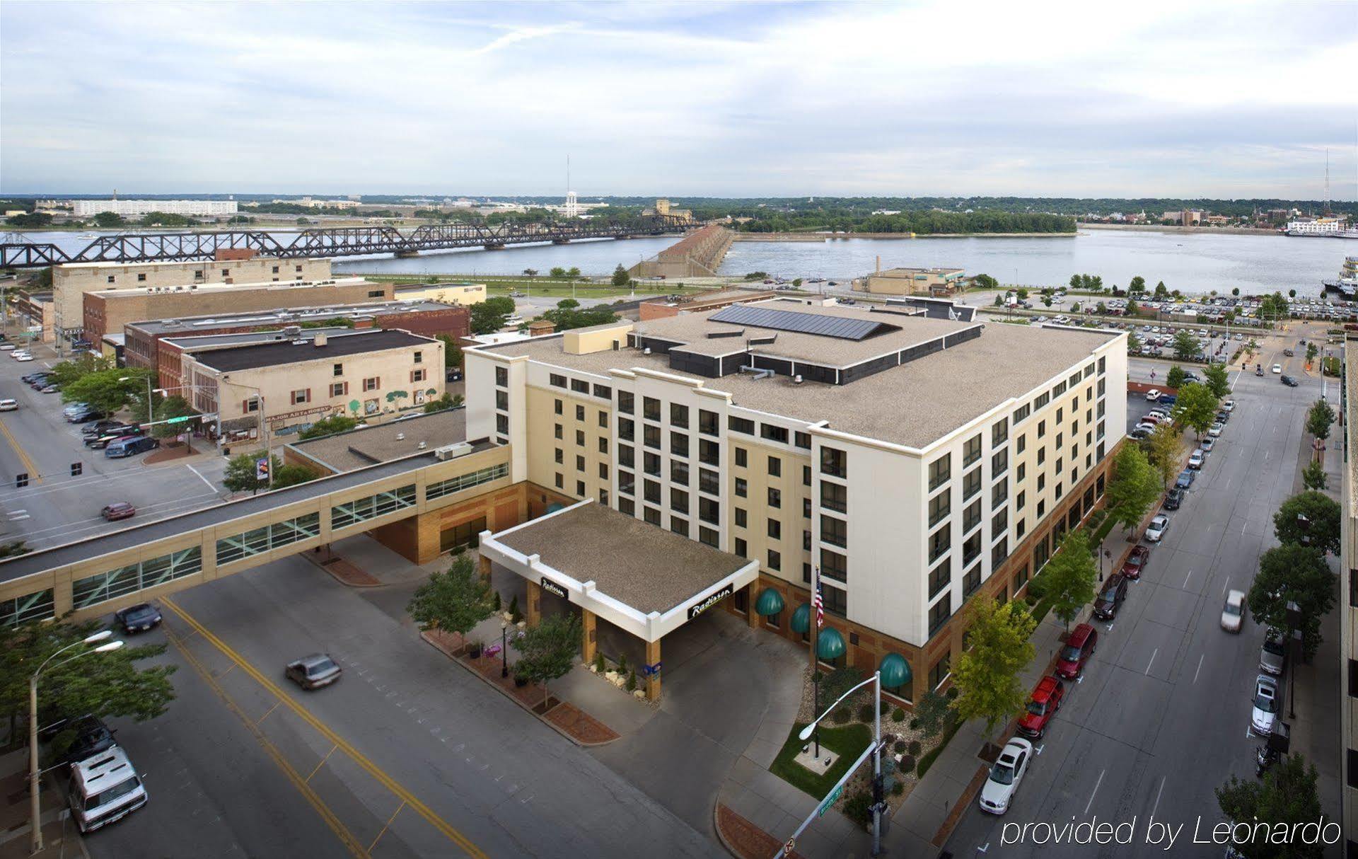 Doubletree By Hilton Davenport Hotel Exterior photo